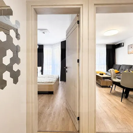 1br Golden Urban Retreat With Parking Apartment Warna