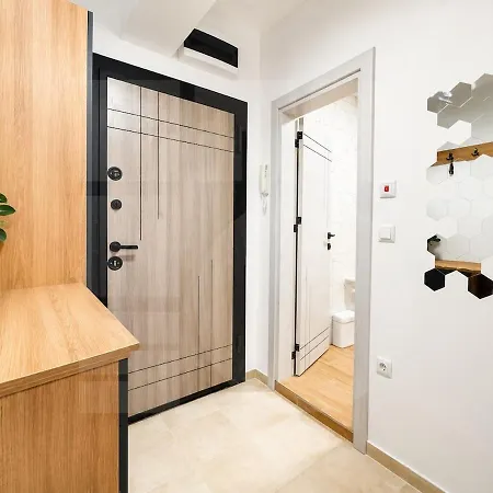 Apartment 1br Golden Urban Retreat With Parking Warna