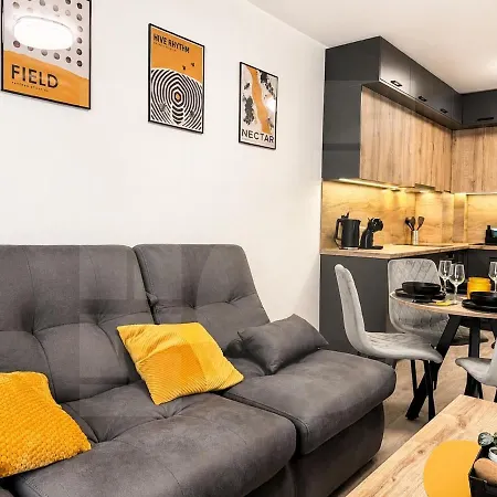 1br Golden Urban Retreat With Parking Warna