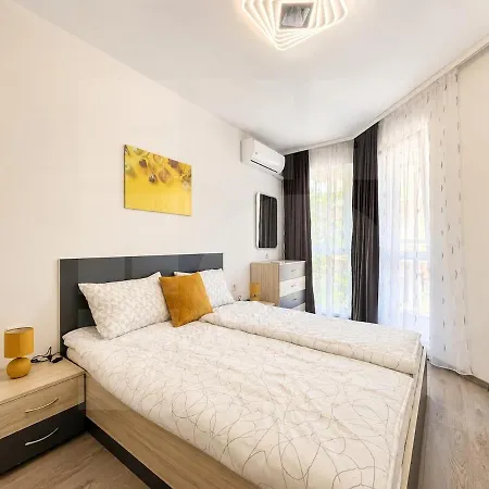 1br Golden Urban Retreat With Parking Warna