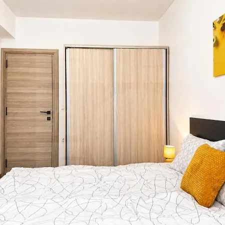 1br Golden Urban Retreat With Parking Warna