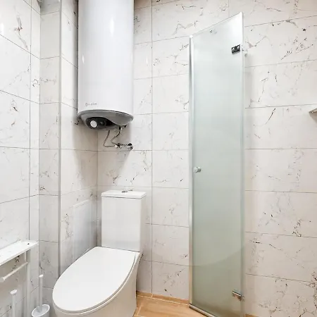 1br Golden Urban Retreat With Parking Warna
