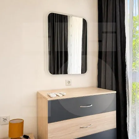 1br Golden Urban Retreat With Parking Apartment Warna