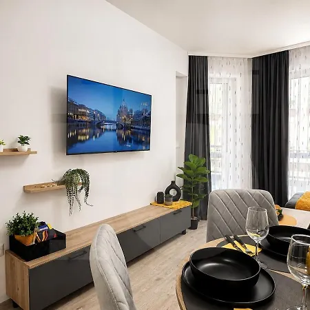 1br Golden Urban Retreat With Parking Warna